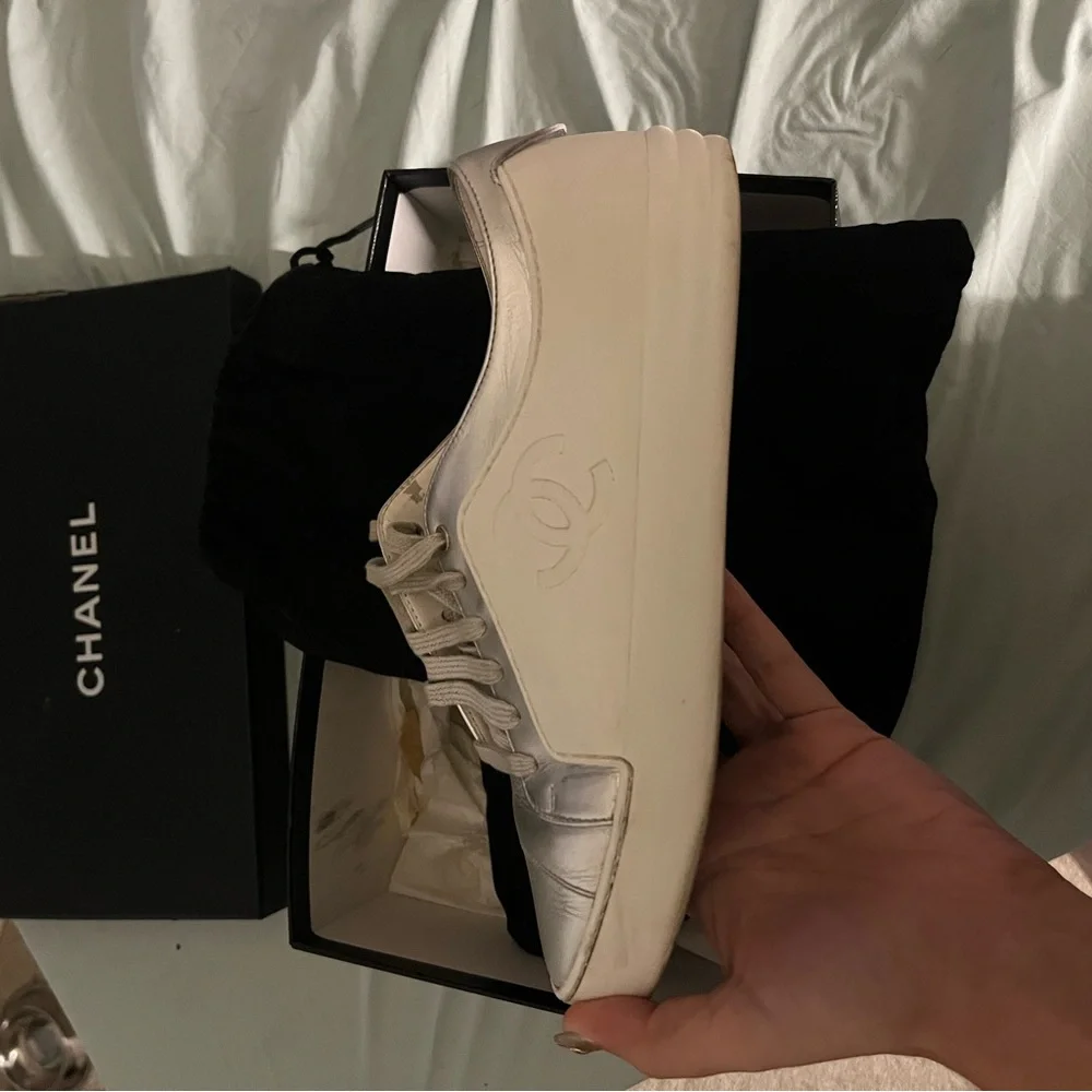 White low top Chanel sneakers - Picture 7 of 7
